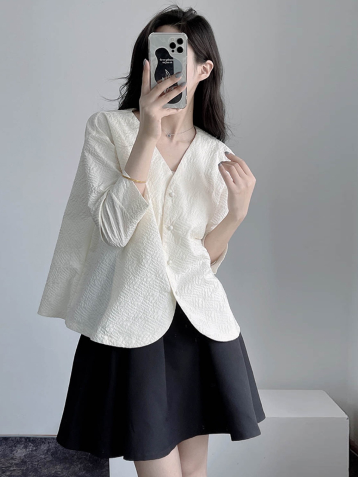 Textured Black and White Suit Jacket, Pleated Short V-Neck, Loose A-Line, New Chinese Style, Age-Reducing Autumn Layering Piece Textured Black and White Suit Jacket, Pleated Short V-Neck, Loose A-Line, New Chinese Style, Age-Reducing Autumn Layering Piece