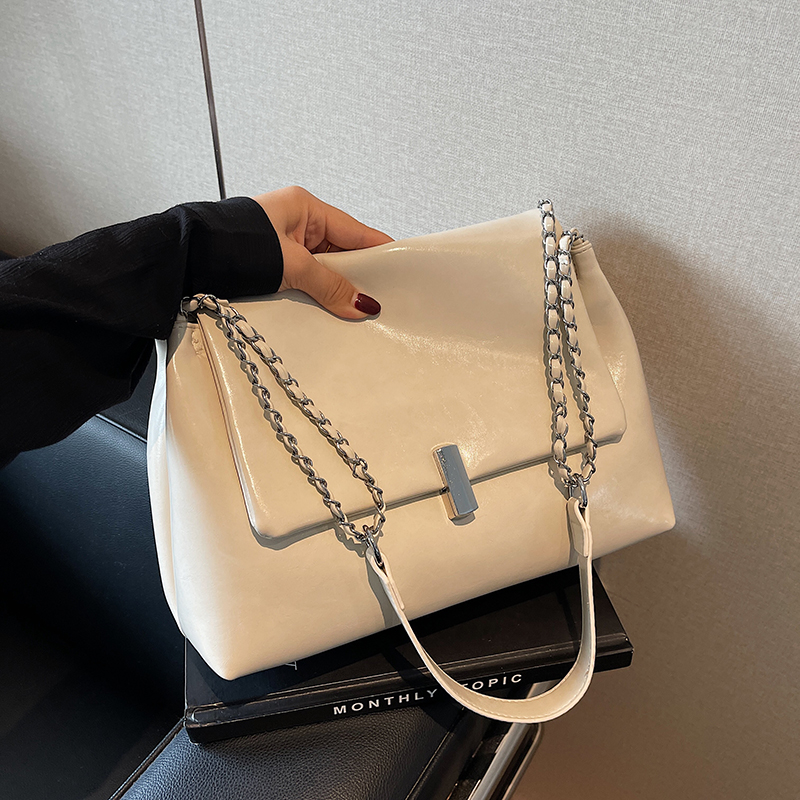 Textured High-End Tote Bag with Shiny Chain Shoulder Strap - Stylish Versatile Commuting School Bag for 2025 Textured High-End Tote Bag with Shiny Chain Shoulder Strap - Stylish Versatile Commuting School Bag for 2025