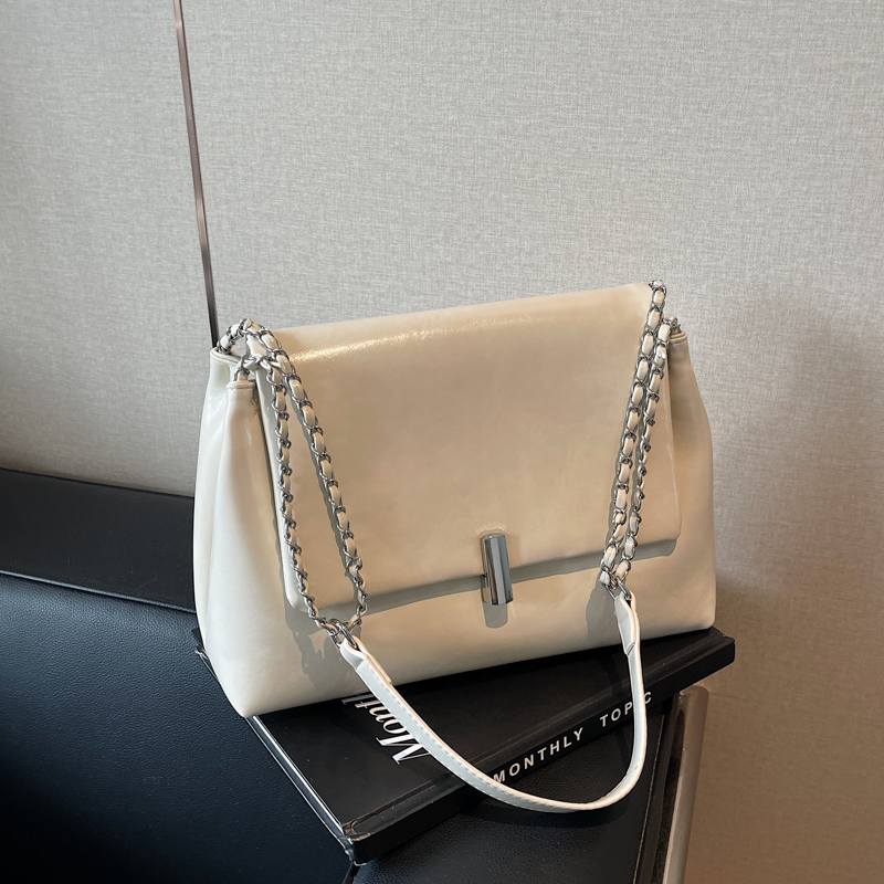 Textured High-End Tote Bag with Shiny Chain Shoulder Strap - Stylish Versatile Commuting School Bag for 2025 Textured High-End Tote Bag with Shiny Chain Shoulder Strap - Stylish Versatile Commuting School Bag for 2025