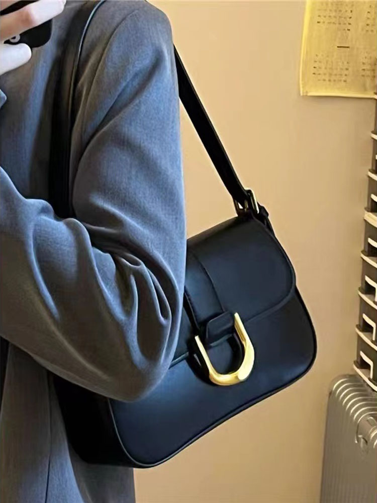 Textured Women's Vintage Baguette Bag with Horseshoe Buckle - Versatile Shoulder and Crossbody Style for 2023 Fashion Trends Textured Women's Vintage Baguette Bag with Horseshoe Buckle - Versatile Shoulder and Crossbody Style for 2023 Fashion Trends