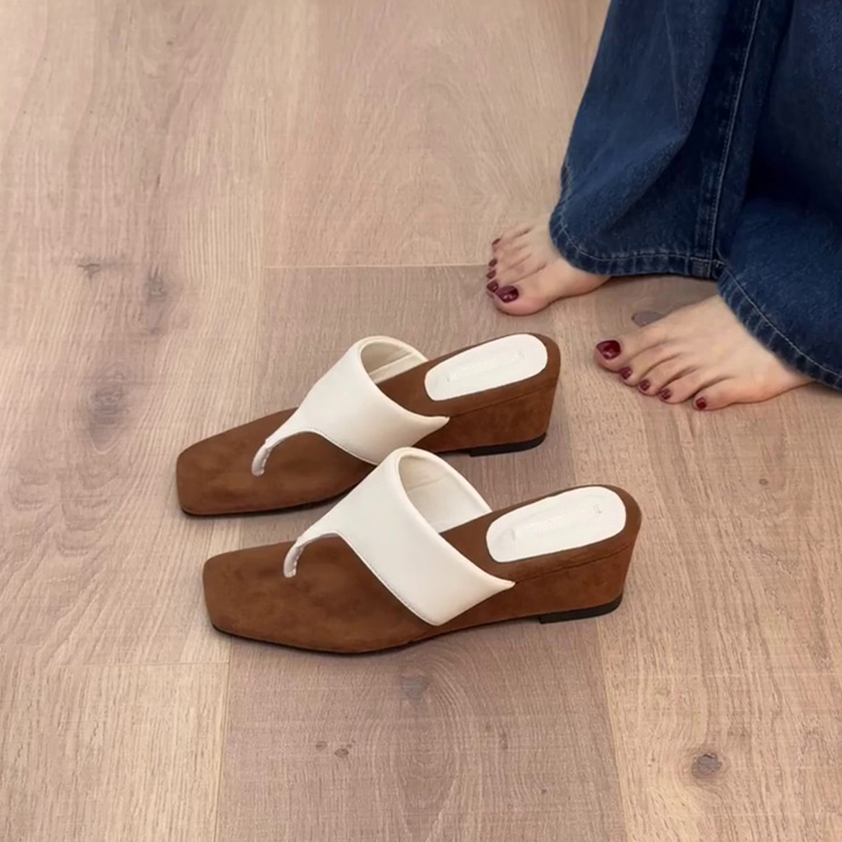 Thick-Soled Sheepskin Flip-Flops for Women - Retro Minimalist Square-Toe Wedge Sandals for Outdoor and Beach Wear Thick-Soled Sheepskin Flip-Flops for Women - Retro Minimalist Square-Toe Wedge Sandals for Outdoor and Beach Wear