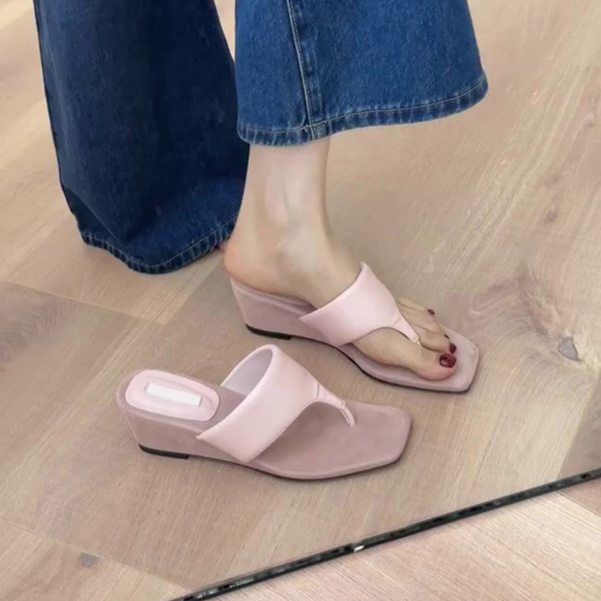 Thick-Soled Sheepskin Flip-Flops for Women - Retro Minimalist Square-Toe Wedge Sandals for Outdoor and Beach Wear Thick-Soled Sheepskin Flip-Flops for Women - Retro Minimalist Square-Toe Wedge Sandals for Outdoor and Beach Wear