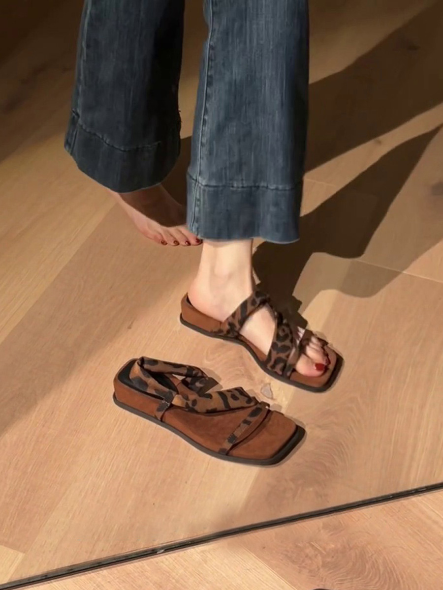 Thick-Soled Sheepskin One-Strap Square-Toe Sandals for Women - Retro Two-Way Wear Perfect for Skirts and Summer Outfits Thick-Soled Sheepskin One-Strap Square-Toe Sandals for Women - Retro Two-Way Wear Perfect for Skirts and Summer Outfits