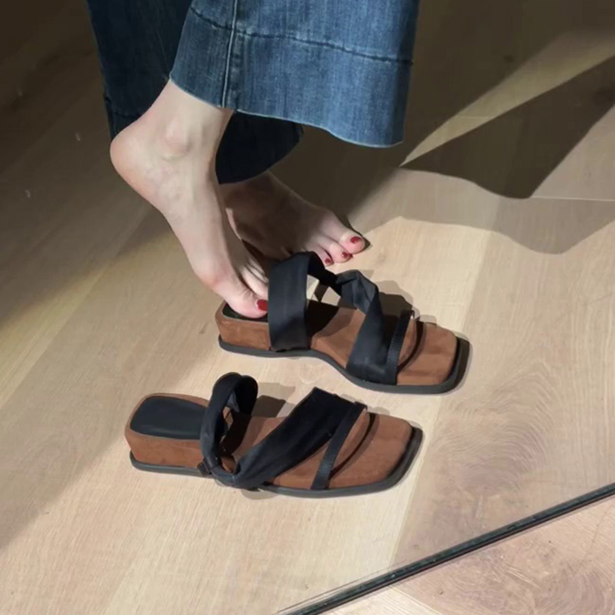 Thick-Soled Sheepskin One-Strap Square-Toe Sandals for Women - Retro Two-Way Wear Perfect for Skirts and Summer Outfits Thick-Soled Sheepskin One-Strap Square-Toe Sandals for Women - Retro Two-Way Wear Perfect for Skirts and Summer Outfits