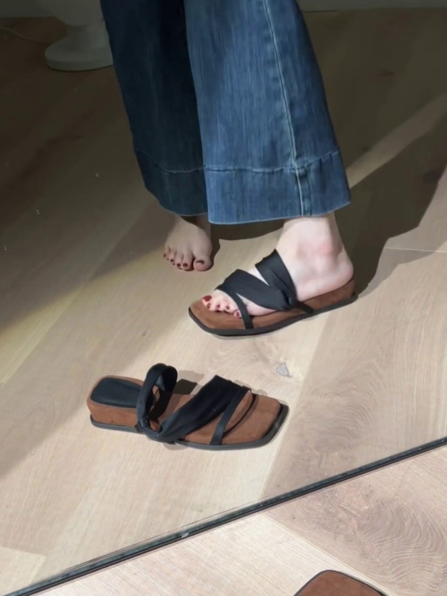 Thick-Soled Sheepskin One-Strap Square-Toe Sandals for Women - Retro Two-Way Wear Perfect for Skirts and Summer Outfits Thick-Soled Sheepskin One-Strap Square-Toe Sandals for Women - Retro Two-Way Wear Perfect for Skirts and Summer Outfits