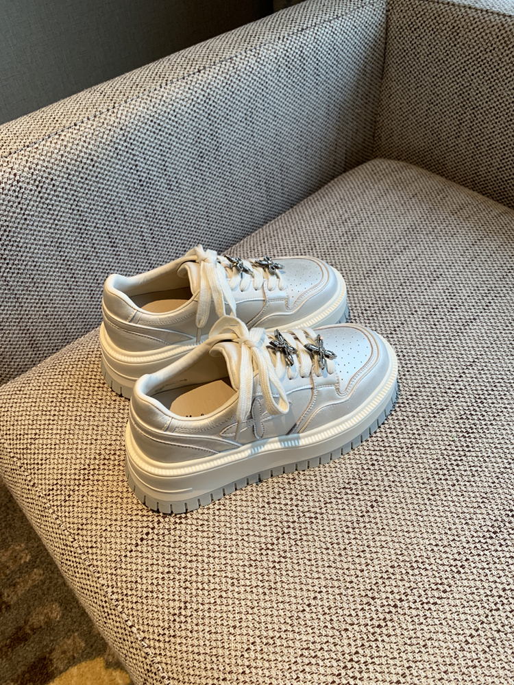 Thick-Soled White Sneakers for Women - 2025 Spring Platform Lace-Up Casual Skate Shoes, Lightweight and Versatile Height-Increasing Style Thick-Soled White Sneakers for Women - 2025 Spring Platform Lace-Up Casual Skate Shoes, Lightweight and Versatile Height-Increasing Style