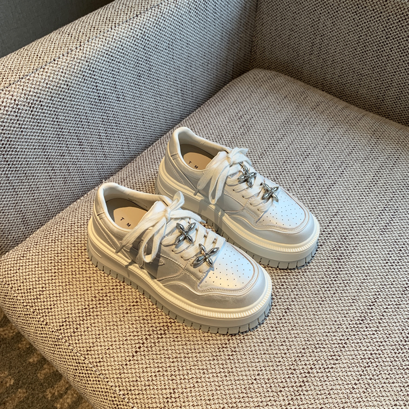 Thick-Soled White Sneakers for Women - 2025 Spring Platform Lace-Up Casual Skate Shoes, Lightweight and Versatile Height-Increasing Style Thick-Soled White Sneakers for Women - 2025 Spring Platform Lace-Up Casual Skate Shoes, Lightweight and Versatile Height-Increasing Style