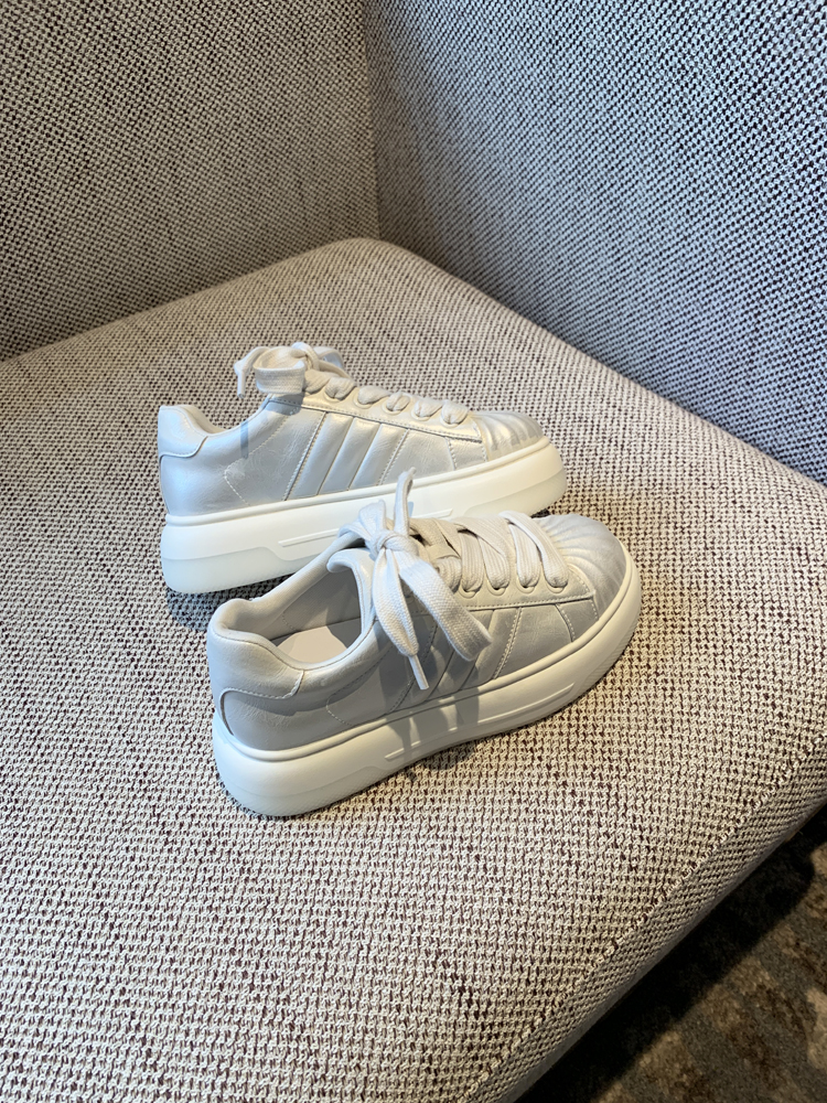 Thick-Soled White Sneakers for Women - 2025 Spring Shell Toe Casual Board Shoes, Versatile Fashionable Bread Shoes Thick-Soled White Sneakers for Women - 2025 Spring Shell Toe Casual Board Shoes, Versatile Fashionable Bread Shoes