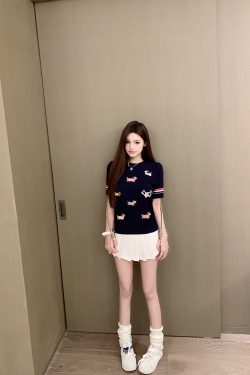 Trendy Casual Knitted Small Dog T-Shirt - Fashionable Pet Apparel for Stylish Dogs