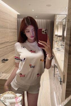 Trendy Casual Knitted Small Dog T-Shirt - Fashionable Pet Apparel for Stylish Dogs