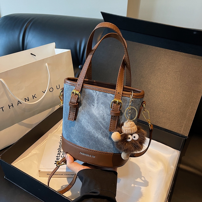 Trendy Color-Blocking Shoulder Crossbody Bucket Bag - Versatile Spliced Design for Women 2025 Trendy Color-Blocking Shoulder Crossbody Bucket Bag - Versatile Spliced Design for Women 2025