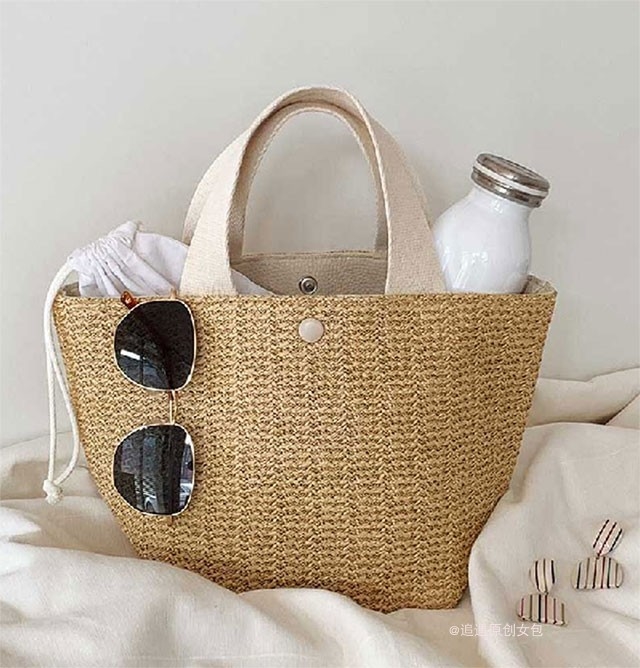 Trendy Handheld Straw Woven Bag for Women - 2023 Retro Beach Vacation Style, Perfect for Summer Outings and Instagram Looks Trendy Handheld Straw Woven Bag for Women - 2023 Retro Beach Vacation Style, Perfect for Summer Outings and Instagram Looks