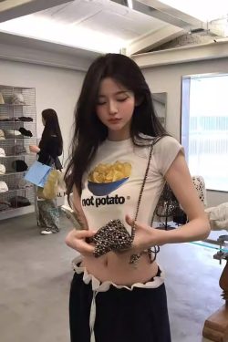 Trendy Korean Style Potato Chip Print Cropped Slim Fit Short Sleeve T-Shirt for Women - Fun and Comfortable Fashion