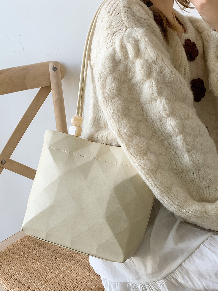 Trendy Minimalist Beaded Tote Bag for Women - Versatile Shoulder and Underarm Bag for Autumn/Winter 2023 Trendy Minimalist Beaded Tote Bag for Women - Versatile Shoulder and Underarm Bag for Autumn/Winter 2023