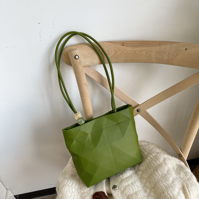 Trendy Minimalist Beaded Tote Bag for Women - Versatile Shoulder and Underarm Bag for Autumn/Winter 2023 Trendy Minimalist Beaded Tote Bag for Women - Versatile Shoulder and Underarm Bag for Autumn/Winter 2023