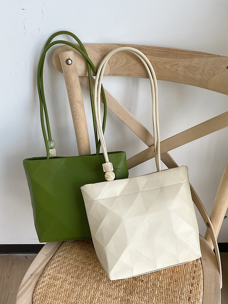 Trendy Minimalist Beaded Tote Bag for Women - Versatile Shoulder and Underarm Bag for Autumn/Winter 2023 Trendy Minimalist Beaded Tote Bag for Women - Versatile Shoulder and Underarm Bag for Autumn/Winter 2023