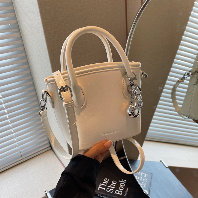 Trendy Minimalist Bucket Bag - High-End Casual Tote & Versatile Crossbody Bag for 2025 Fashionistas Trendy Minimalist Bucket Bag - High-End Casual Tote & Versatile Crossbody Bag for 2025 Fashionistas