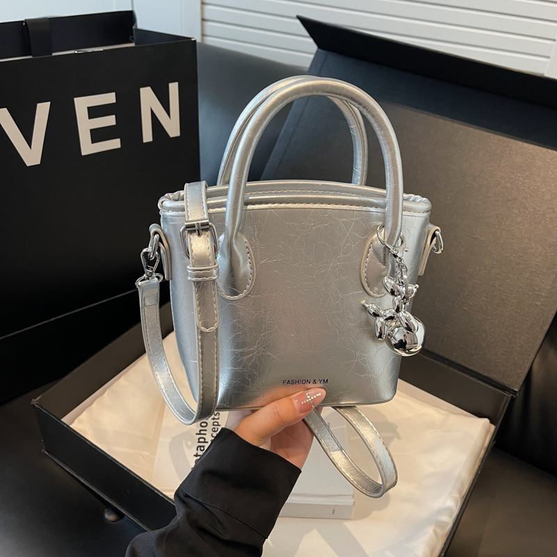 Trendy Minimalist Bucket Bag - High-End Casual Tote & Versatile Crossbody Bag for 2025 Fashionistas Trendy Minimalist Bucket Bag - High-End Casual Tote & Versatile Crossbody Bag for 2025 Fashionistas