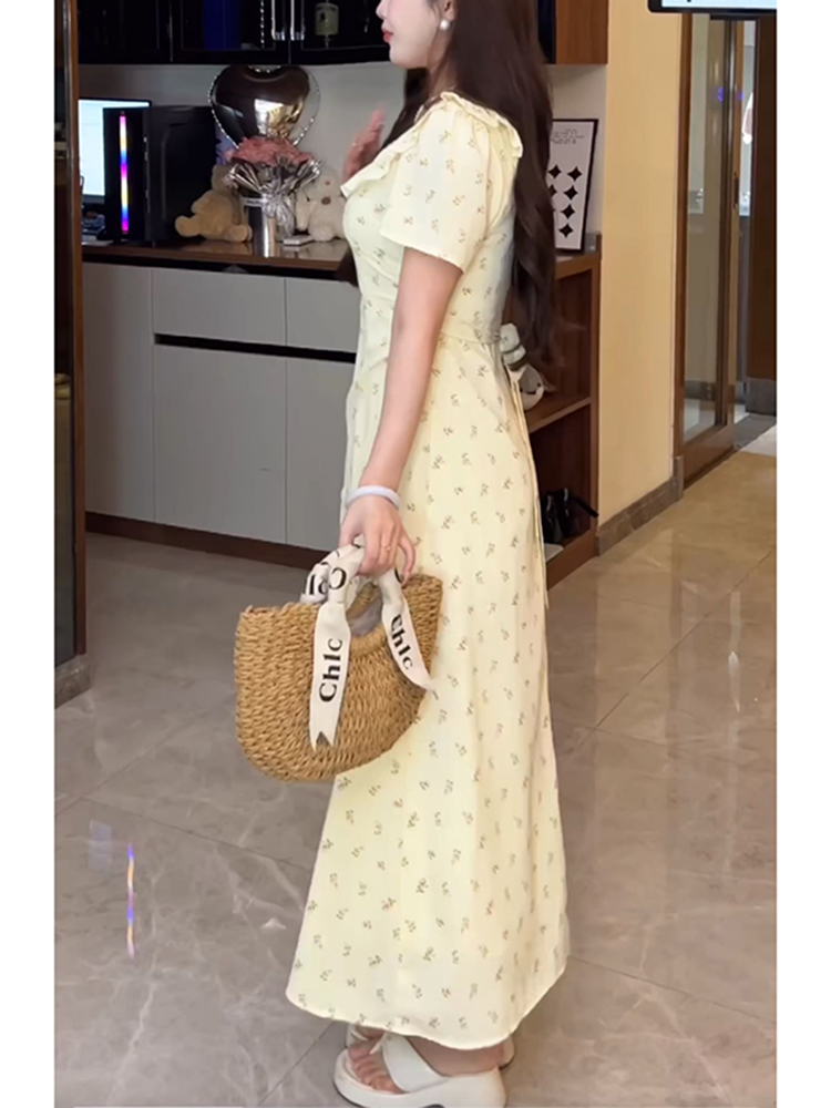 Trendy Plus-Size Floral Summer Dress for Curvy Figures, Elegant Square Neck, Ideal for 90s and Y2K Inspired Fashion. Trendy Plus-Size Floral Summer Dress for Curvy Figures, Elegant Square Neck, Ideal for 90s and Y2K Inspired Fashion.