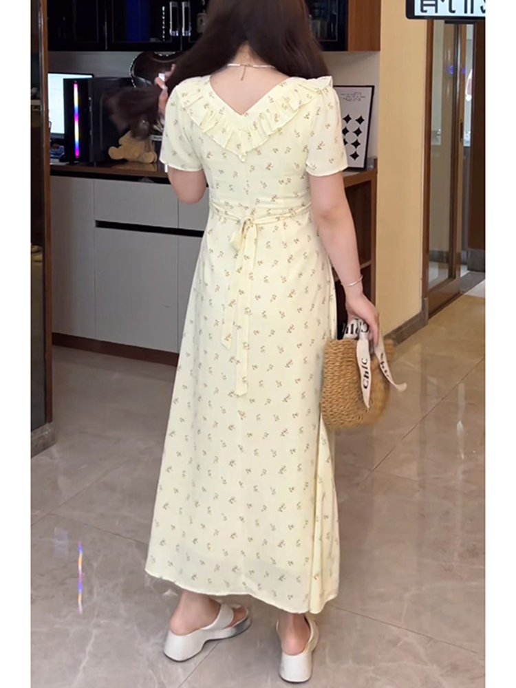 Trendy Plus-Size Floral Summer Dress for Curvy Figures, Elegant Square Neck, Ideal for 90s and Y2K Inspired Fashion. Trendy Plus-Size Floral Summer Dress for Curvy Figures, Elegant Square Neck, Ideal for 90s and Y2K Inspired Fashion.