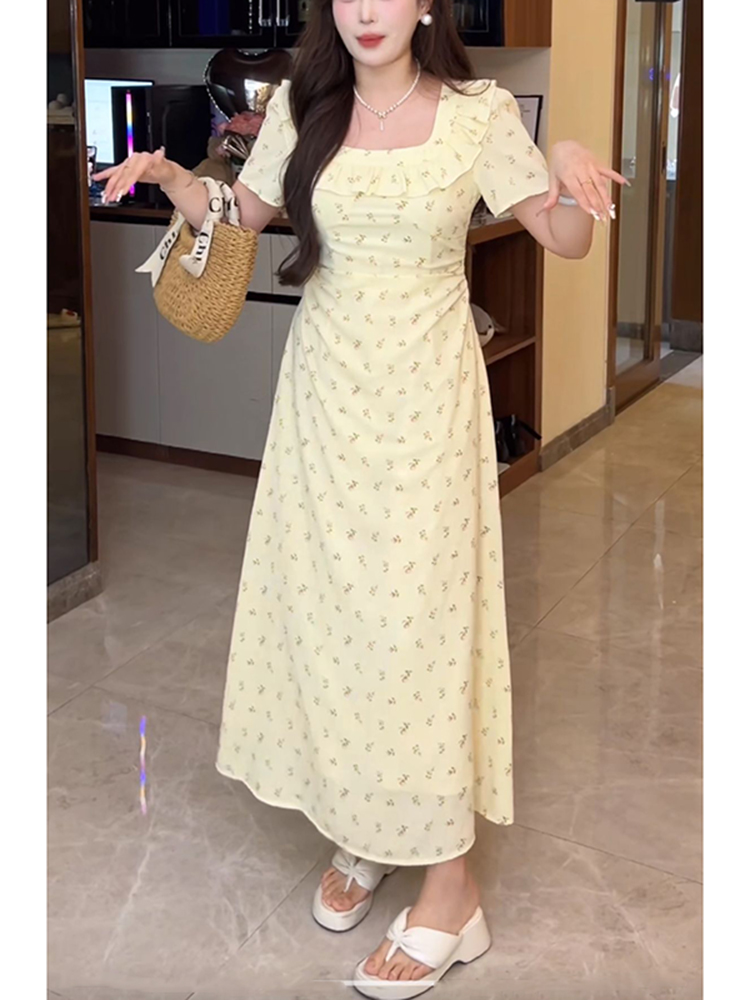 Trendy Plus-Size Floral Summer Dress for Curvy Figures, Elegant Square Neck, Ideal for 90s and Y2K Inspired Fashion. Trendy Plus-Size Floral Summer Dress for Curvy Figures, Elegant Square Neck, Ideal for 90s and Y2K Inspired Fashion.