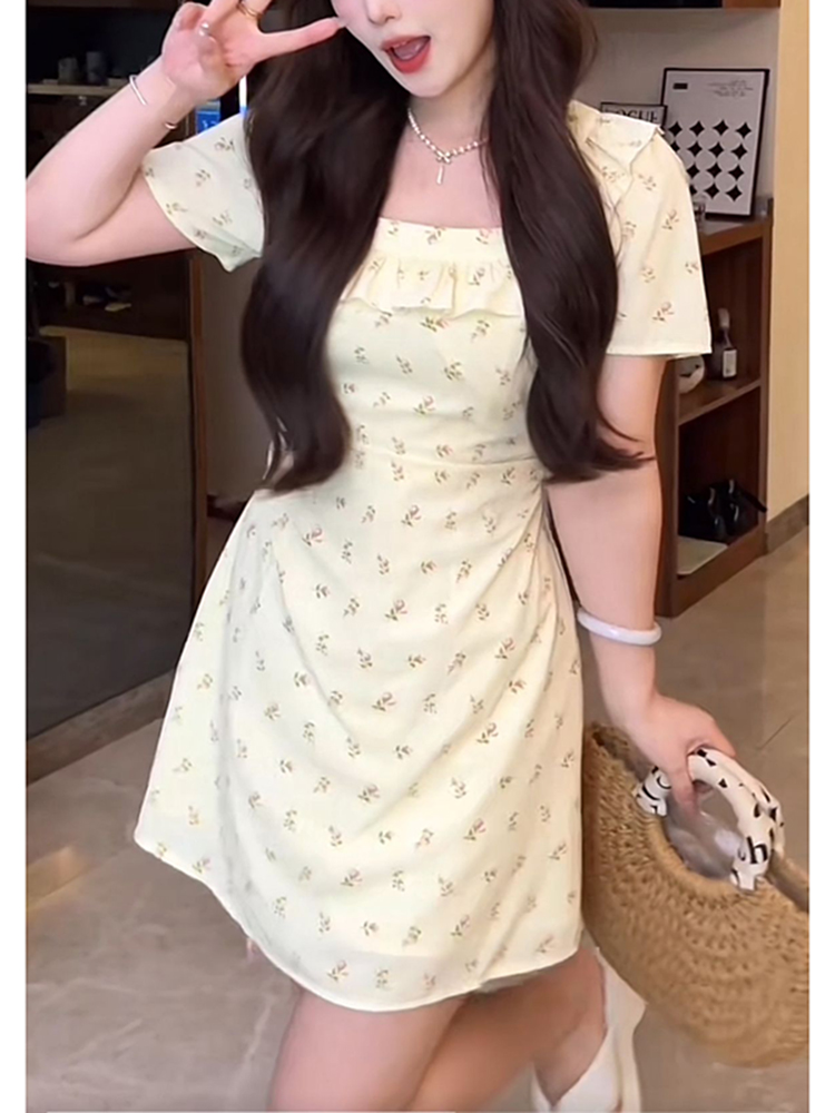 Trendy Plus-Size Floral Summer Dress for Curvy Figures, Elegant Square Neck, Ideal for 90s and Y2K Inspired Fashion. Trendy Plus-Size Floral Summer Dress for Curvy Figures, Elegant Square Neck, Ideal for 90s and Y2K Inspired Fashion.