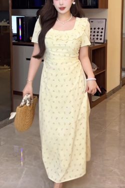 Trendy Plus-Size Floral Summer Dress for Curvy Figures, Elegant Square Neck, Ideal for 90s and Y2K Inspired Fashion.