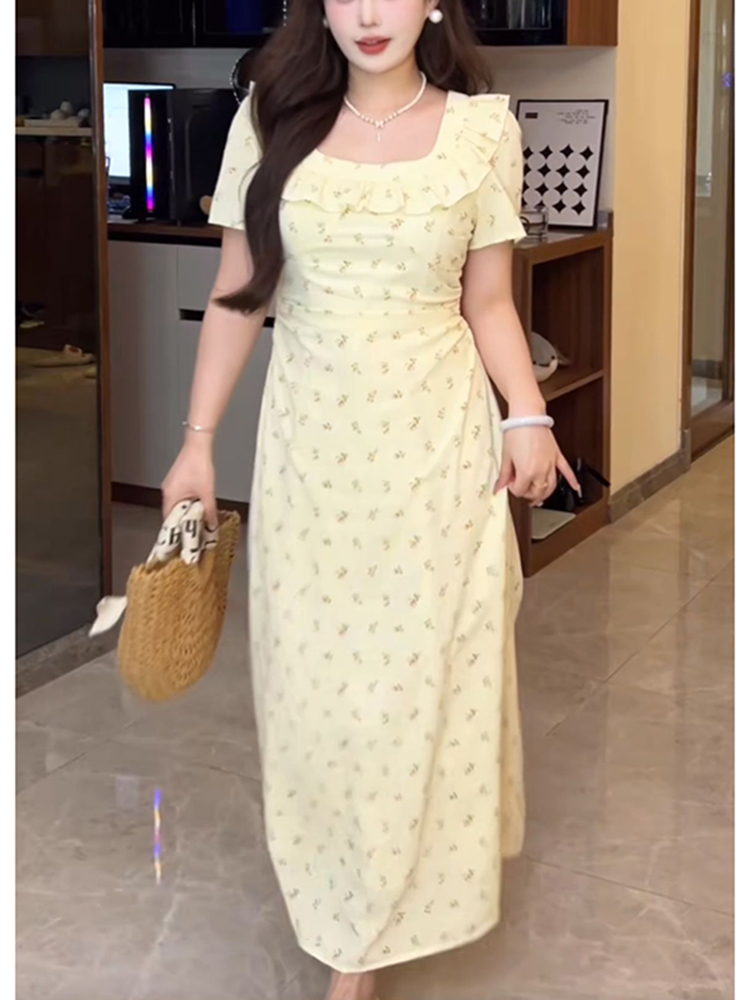 Trendy Plus-Size Floral Summer Dress for Curvy Figures, Elegant Square Neck, Ideal for 90s and Y2K Inspired Fashion. Trendy Plus-Size Floral Summer Dress for Curvy Figures, Elegant Square Neck, Ideal for 90s and Y2K Inspired Fashion.