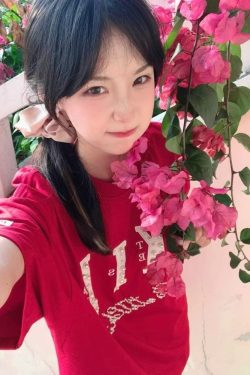 Trendy Red Short-Sleeve T-Shirt for Women with Beaded Letter Embroidery, Summer Fashion Top, American Style, Unique Design