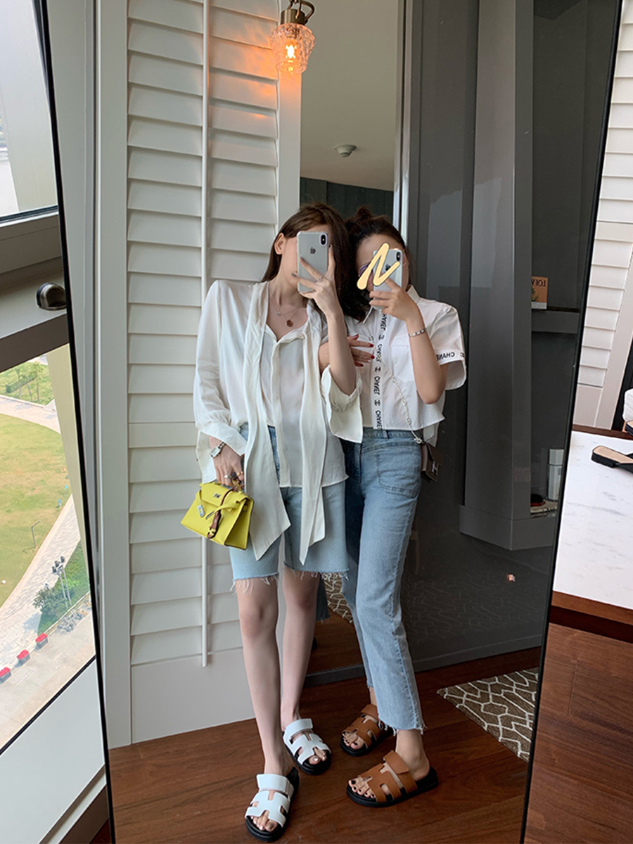 Trendy Sheepskin One-Strap Sandals for Women - Casual Thick Sole Slippers with Velcro Closure, Stylish Footwear for Everyday Wear Trendy Sheepskin One-Strap Sandals for Women - Casual Thick Sole Slippers with Velcro Closure, Stylish Footwear for Everyday Wear