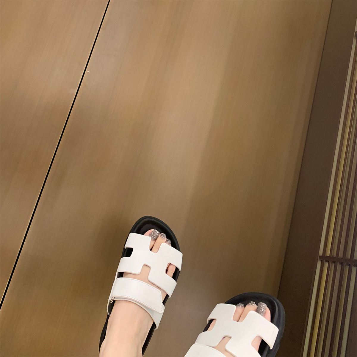 Trendy Sheepskin One-Strap Sandals for Women - Casual Thick Sole Slippers with Velcro Closure, Stylish Footwear for Everyday Wear Trendy Sheepskin One-Strap Sandals for Women - Casual Thick Sole Slippers with Velcro Closure, Stylish Footwear for Everyday Wear