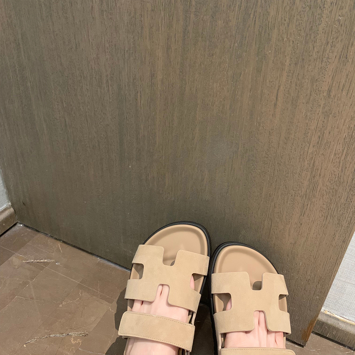 Trendy Sheepskin One-Strap Sandals for Women - Casual Thick Sole Slippers with Velcro Closure, Stylish Footwear for Everyday Wear Trendy Sheepskin One-Strap Sandals for Women - Casual Thick Sole Slippers with Velcro Closure, Stylish Footwear for Everyday Wear