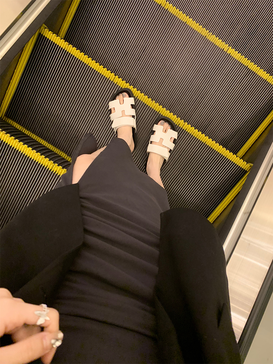 Trendy Sheepskin One-Strap Sandals for Women - Casual Thick Sole Slippers with Velcro Closure, Stylish Footwear for Everyday Wear Trendy Sheepskin One-Strap Sandals for Women - Casual Thick Sole Slippers with Velcro Closure, Stylish Footwear for Everyday Wear