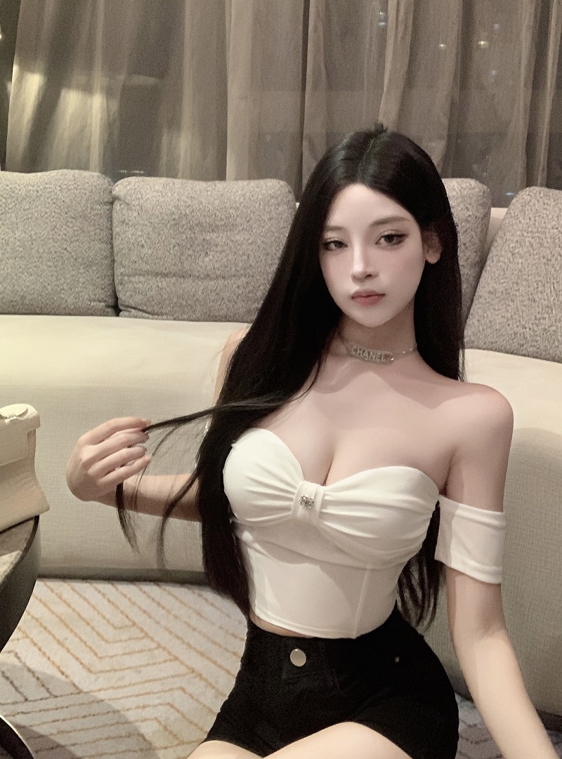 Trendy Strapless Top - Slim Fit Flattering Design, Pure Desire Style, Chic Summer Fashion Trendy Strapless Top - Slim Fit Flattering Design, Pure Desire Style, Chic Summer Fashion