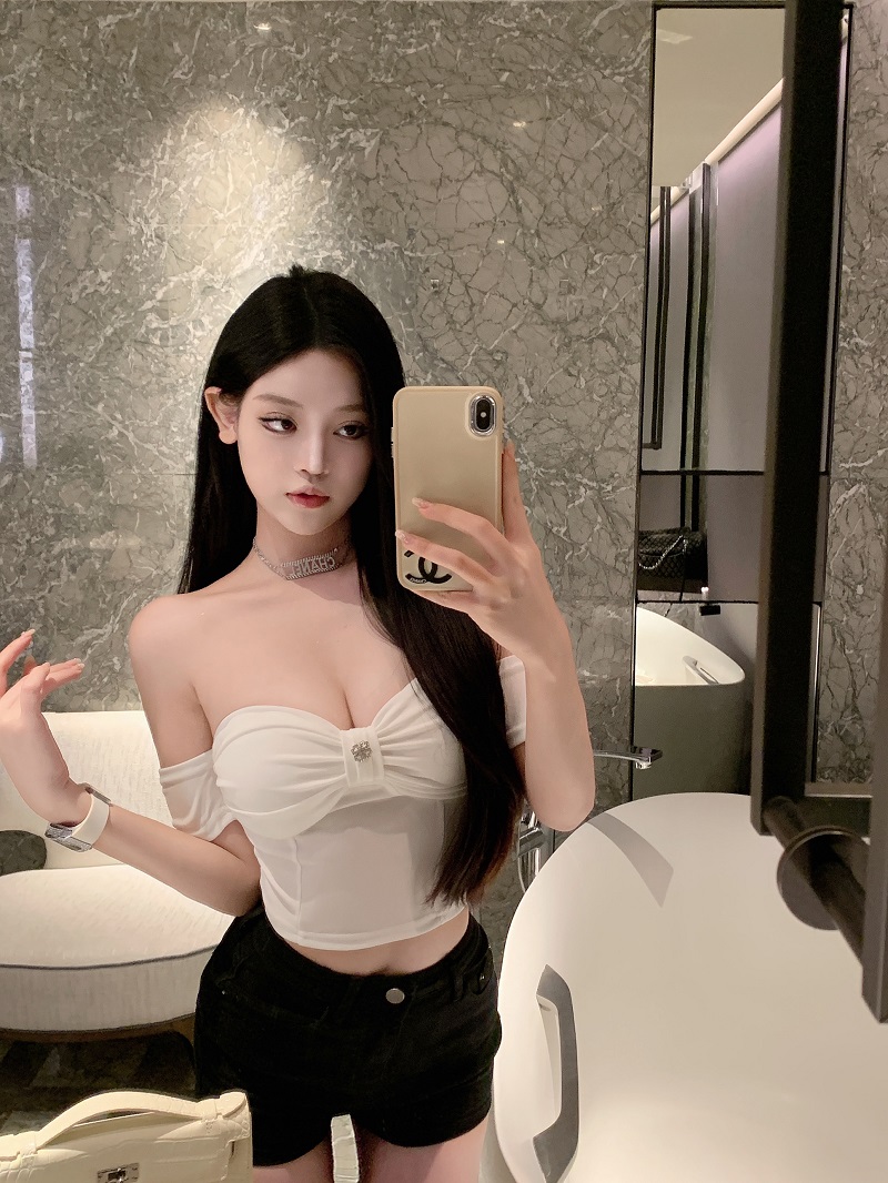 Trendy Strapless Top - Slim Fit Flattering Design, Pure Desire Style, Chic Summer Fashion Trendy Strapless Top - Slim Fit Flattering Design, Pure Desire Style, Chic Summer Fashion