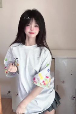 Trendy Women's Embroidered Floral Short Sleeve T-Shirt - Stylish Raglan Top for Summer 2025, Unique American Design