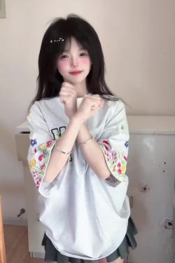 Trendy Women's Embroidered Floral Short Sleeve T-Shirt - Stylish Raglan Top for Summer 2025, Unique American Design