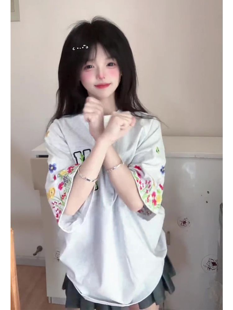 Trendy Women's Embroidered Floral Short Sleeve T-Shirt - Stylish Raglan Top for Summer 2025, Unique American Design Trendy Women's Embroidered Floral Short Sleeve T-Shirt - Stylish Raglan Top for Summer 2025, Unique American Design