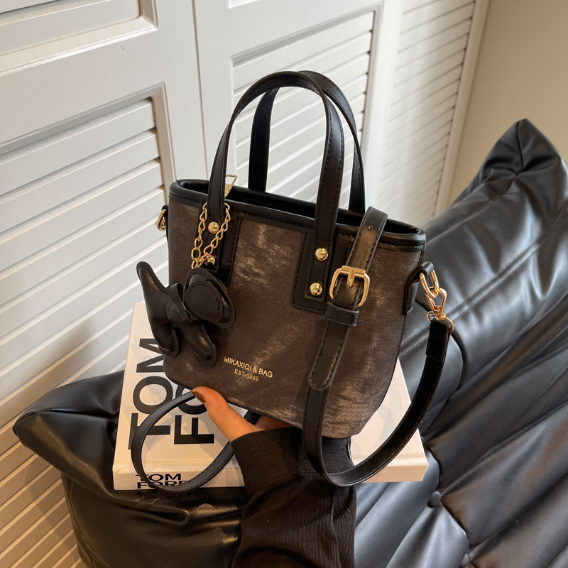 Trendy Women's Small Bucket Bag 2025 - Versatile Shoulder Crossbody Tote, High-End Fashionable Design, Must-Have Accessory Trendy Women's Small Bucket Bag 2025 - Versatile Shoulder Crossbody Tote, High-End Fashionable Design, Must-Have Accessory