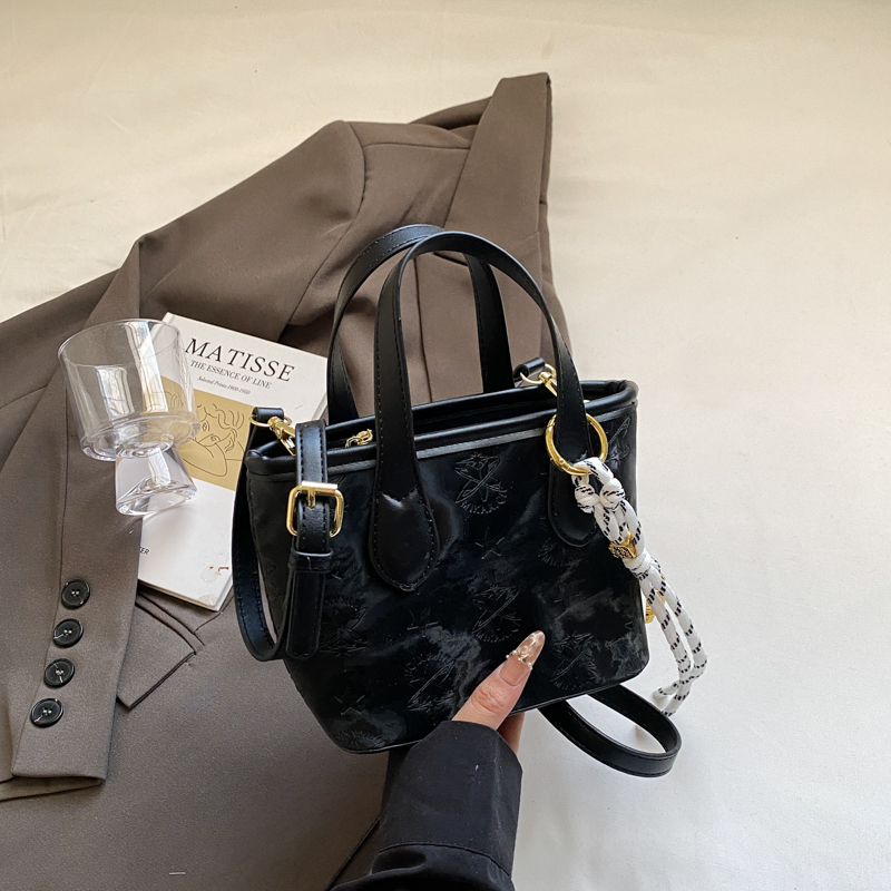 Trendy Women's Spring/Summer Bucket Tote Bag 2025 - Stylish Crossbody Shoulder Bag for Fashion Lovers Trendy Women's Spring/Summer Bucket Tote Bag 2025 - Stylish Crossbody Shoulder Bag for Fashion Lovers