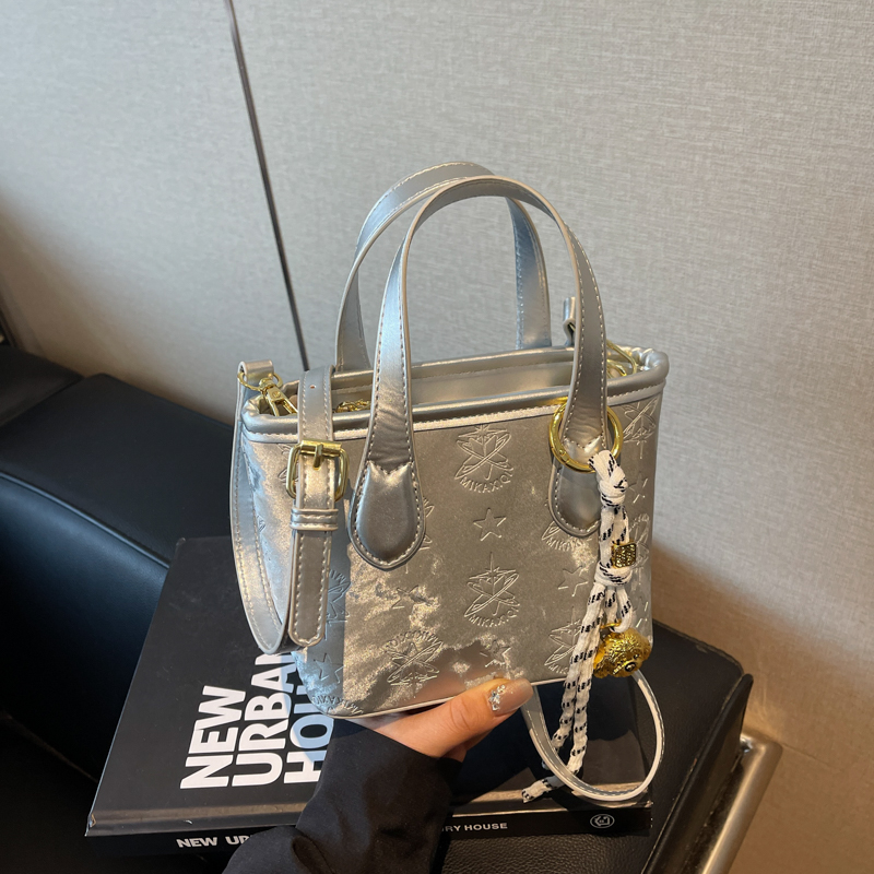 Trendy Women's Spring/Summer Bucket Tote Bag 2025 - Stylish Crossbody Shoulder Bag for Fashion Lovers Trendy Women's Spring/Summer Bucket Tote Bag 2025 - Stylish Crossbody Shoulder Bag for Fashion Lovers