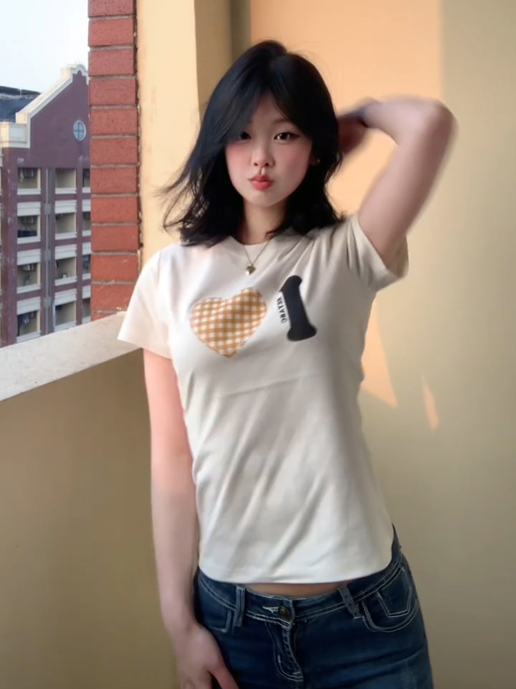 Trendy Women's Summer Short Sleeve Plaid Heart Print T-Shirt - Slim Fit Round Neck Top for a Chic American Style Look Trendy Women's Summer Short Sleeve Plaid Heart Print T-Shirt - Slim Fit Round Neck Top for a Chic American Style Look