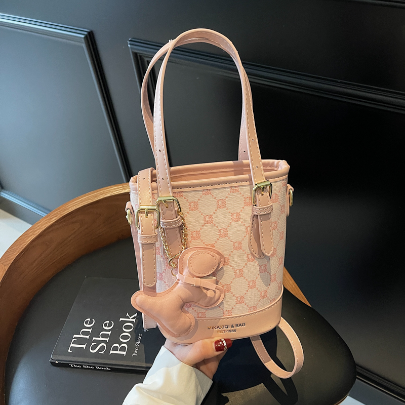 Trendy Women's Tote Bucket Bag - Versatile Crossbody with Luxurious Feel, 2025 New Style, Chic Niche Fashion Accessory Trendy Women's Tote Bucket Bag - Versatile Crossbody with Luxurious Feel, 2025 New Style, Chic Niche Fashion Accessory