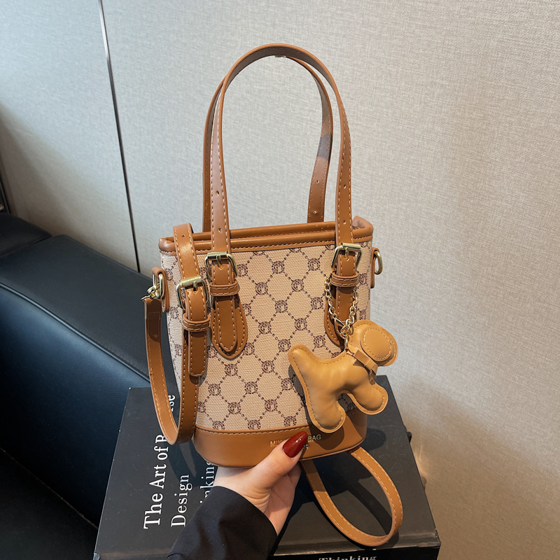 Trendy Women's Tote Bucket Bag - Versatile Crossbody with Luxurious Feel, 2025 New Style, Chic Niche Fashion Accessory Trendy Women's Tote Bucket Bag - Versatile Crossbody with Luxurious Feel, 2025 New Style, Chic Niche Fashion Accessory