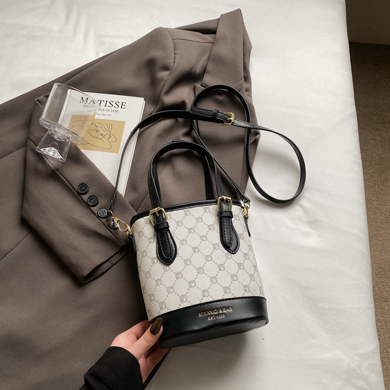 Trendy Women's Tote Bucket Bag - Versatile Crossbody with Luxurious Feel, 2025 New Style, Chic Niche Fashion Accessory Trendy Women's Tote Bucket Bag - Versatile Crossbody with Luxurious Feel, 2025 New Style, Chic Niche Fashion Accessory
