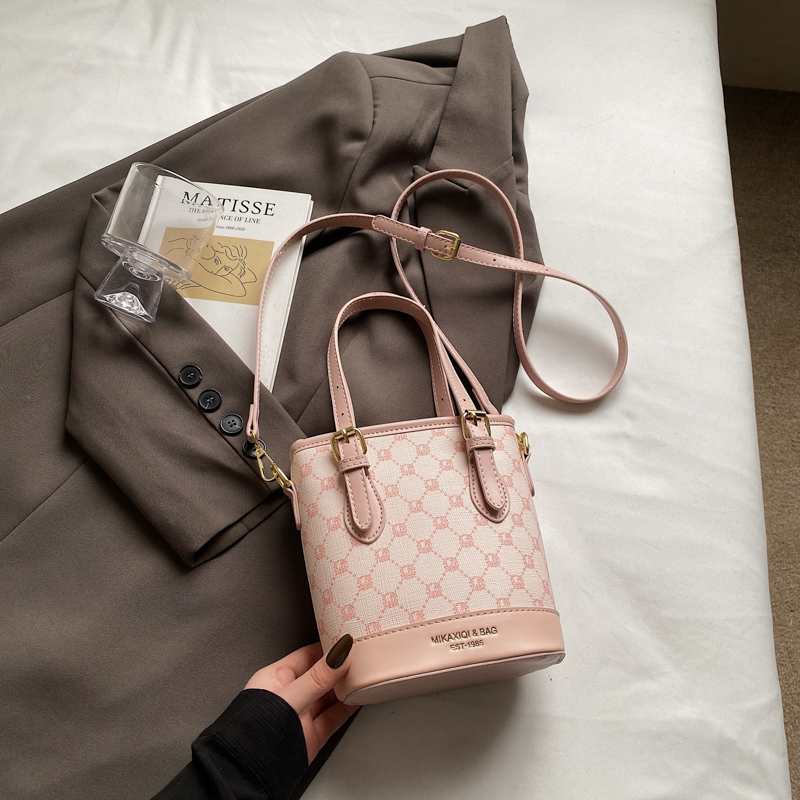 Trendy Women's Tote Bucket Bag - Versatile Crossbody with Luxurious Feel, 2025 New Style, Chic Niche Fashion Accessory Trendy Women's Tote Bucket Bag - Versatile Crossbody with Luxurious Feel, 2025 New Style, Chic Niche Fashion Accessory