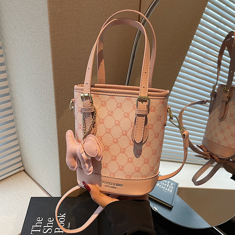 Trendy Women's Tote Bucket Bag - Versatile Crossbody with Luxurious Feel, 2025 New Style, Chic Niche Fashion Accessory Trendy Women's Tote Bucket Bag - Versatile Crossbody with Luxurious Feel, 2025 New Style, Chic Niche Fashion Accessory