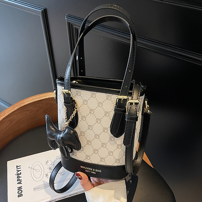 Trendy Women's Tote Bucket Bag - Versatile Crossbody with Luxurious Feel, 2025 New Style, Chic Niche Fashion Accessory Trendy Women's Tote Bucket Bag - Versatile Crossbody with Luxurious Feel, 2025 New Style, Chic Niche Fashion Accessory