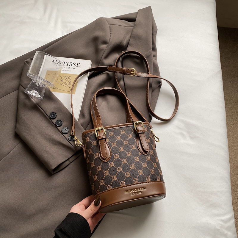 Trendy Women's Tote Bucket Bag - Versatile Crossbody with Luxurious Feel, 2025 New Style, Chic Niche Fashion Accessory Trendy Women's Tote Bucket Bag - Versatile Crossbody with Luxurious Feel, 2025 New Style, Chic Niche Fashion Accessory