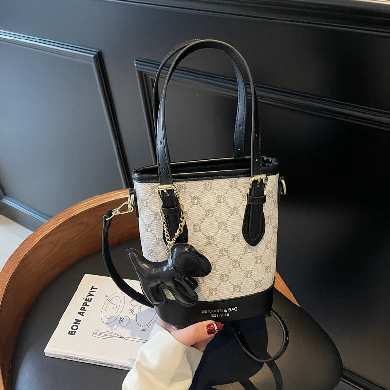 Trendy Women's Tote Bucket Bag - Versatile Crossbody with Luxurious Feel, 2025 New Style, Chic Niche Fashion Accessory Trendy Women's Tote Bucket Bag - Versatile Crossbody with Luxurious Feel, 2025 New Style, Chic Niche Fashion Accessory